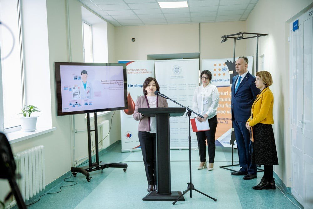 Участница мероприятия ЮНФПА проводит презентацию о модернизации системы охраны материнского и детского здоровья в Молдове