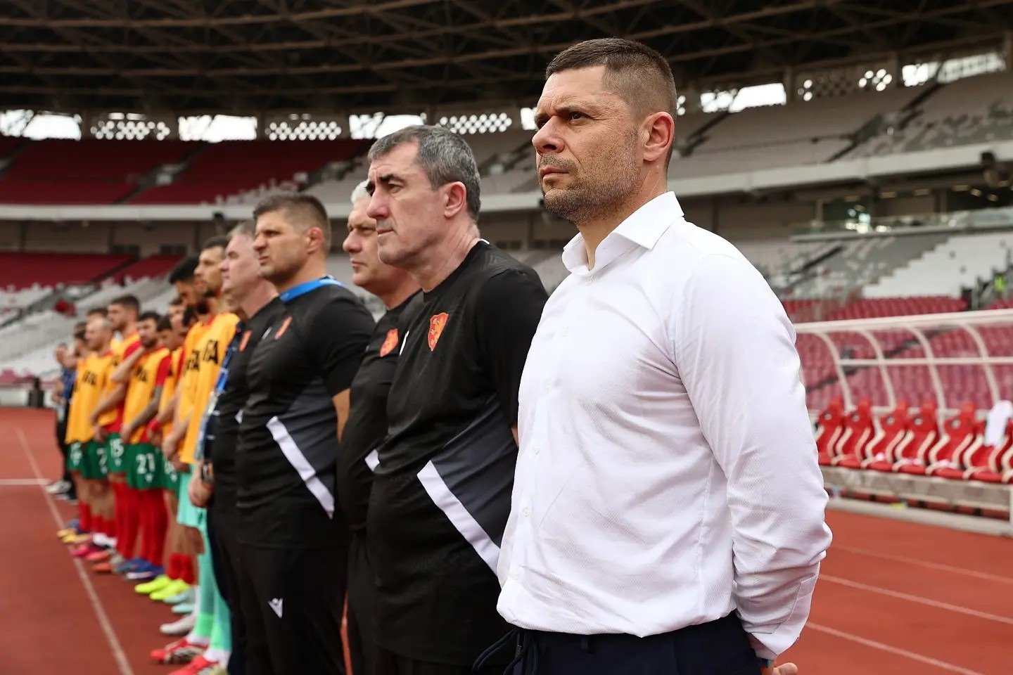 Главный тренер сборной Болгарии и его штаб внимательно наблюдают за ходом матча с бровки стадиона «Гелора Бунг Карно»