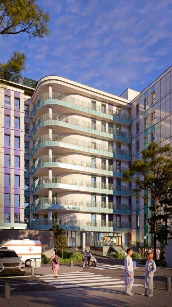 Вход в новый педиатрический комплекс в Араде: машина скорой помощи у подъезда, медицинские работники у дверей здания