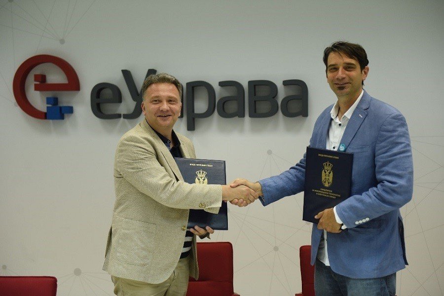 Михайло Йованович и Дубравко Чулибрк подписывают соглашение в офисе портала eUprava — платформы электронного правительства Сербии