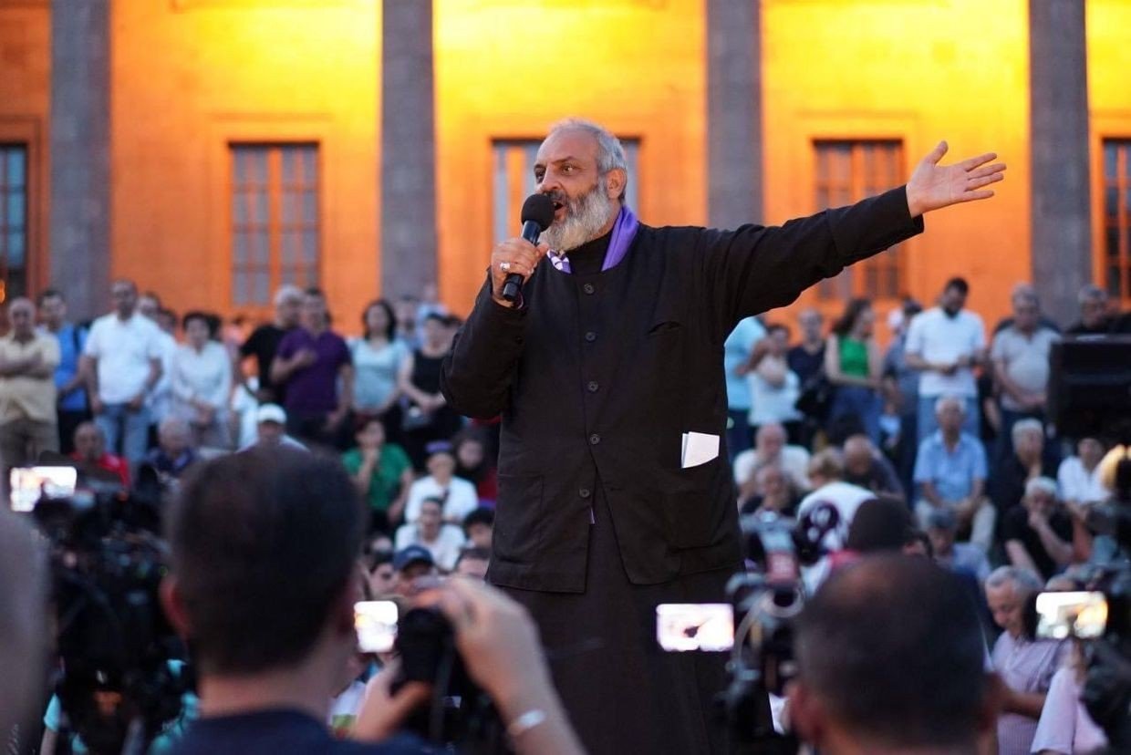 Архиепископ Баграт Галстанян выступает на митинге перед многочисленной аудиторией в Ереване