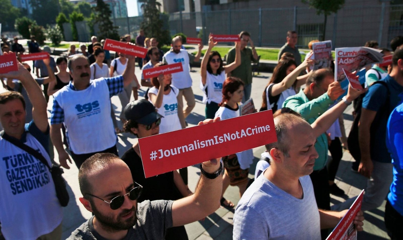 Акция протеста в защиту свободы прессы с плакатами '#JournalismIsNotACrime'. Фото: Unknown