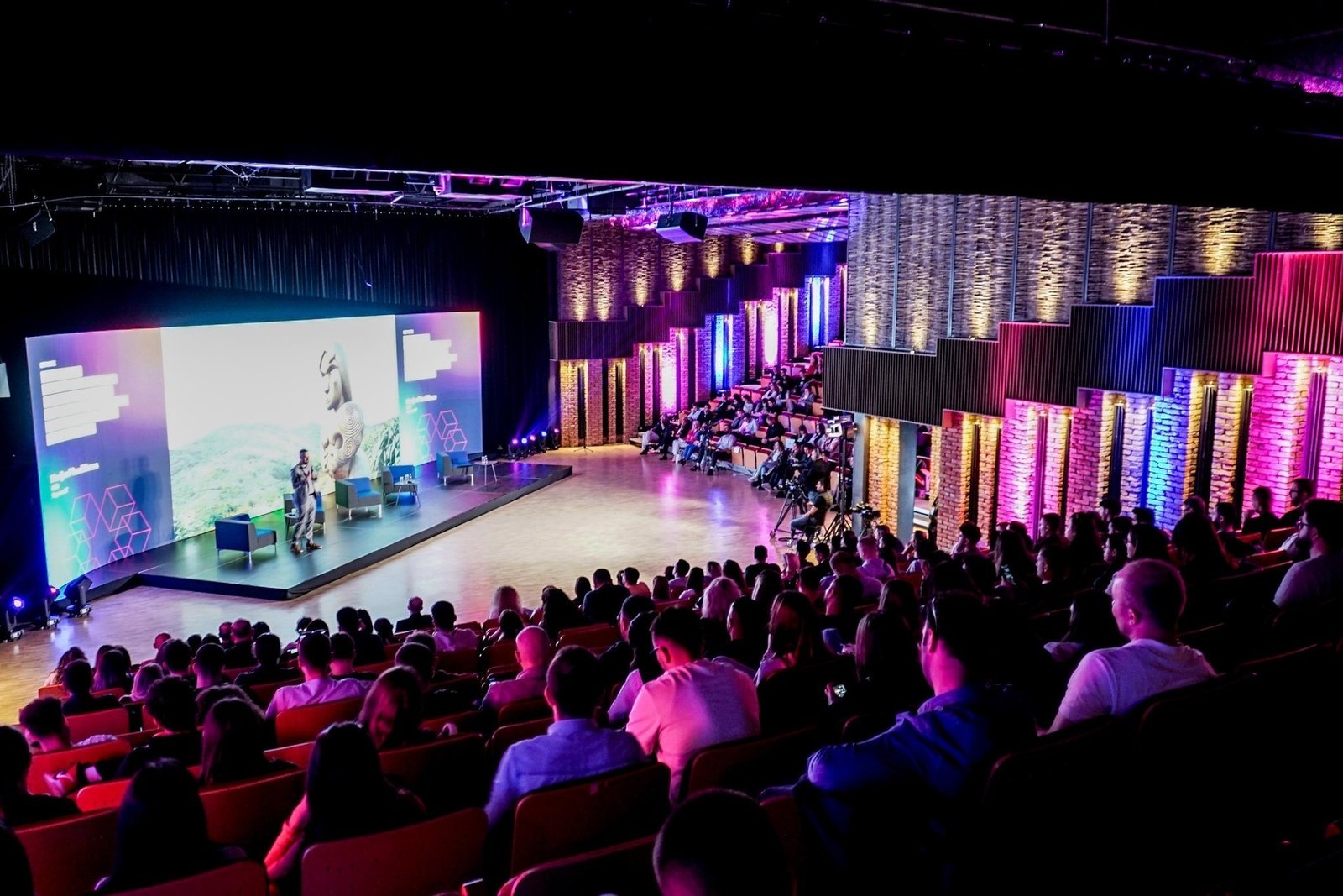 Зрители на конференции KosICT в Приштине во время пленарного выступления