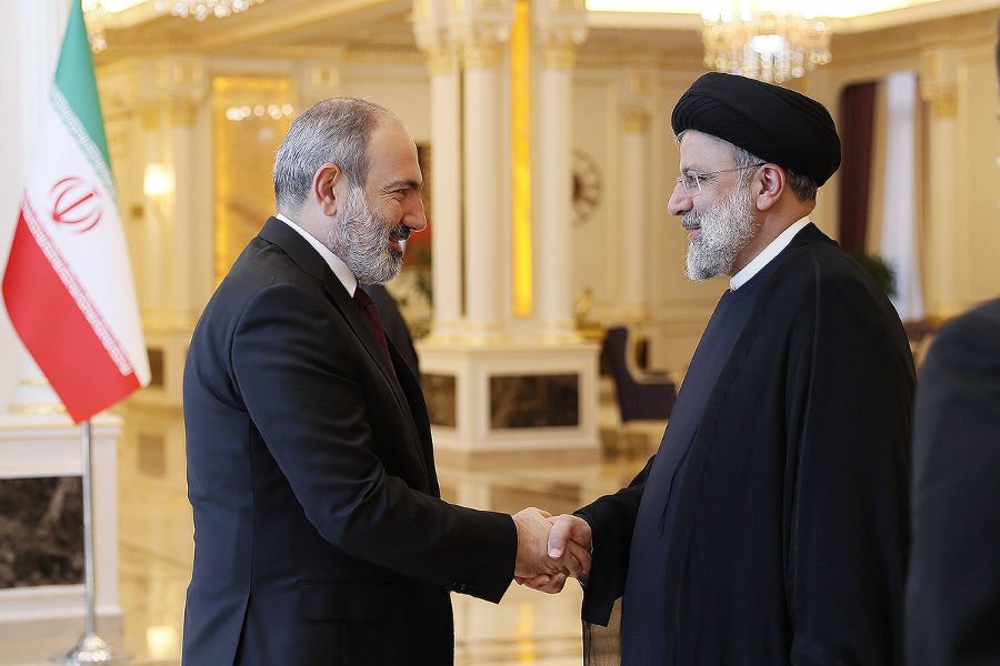 Armenian PM Pashinyan meeting with Iranian President Raisi - shows Armenia-Iran diplomatic ties. Фото: Armenian Weekly