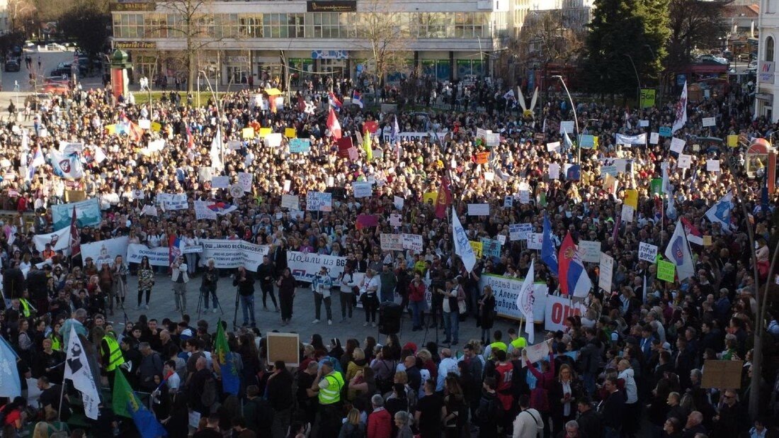 Массовая антиправительственная акция протеста в Сербии с тысячами участников, держащих транспаранты и флаги