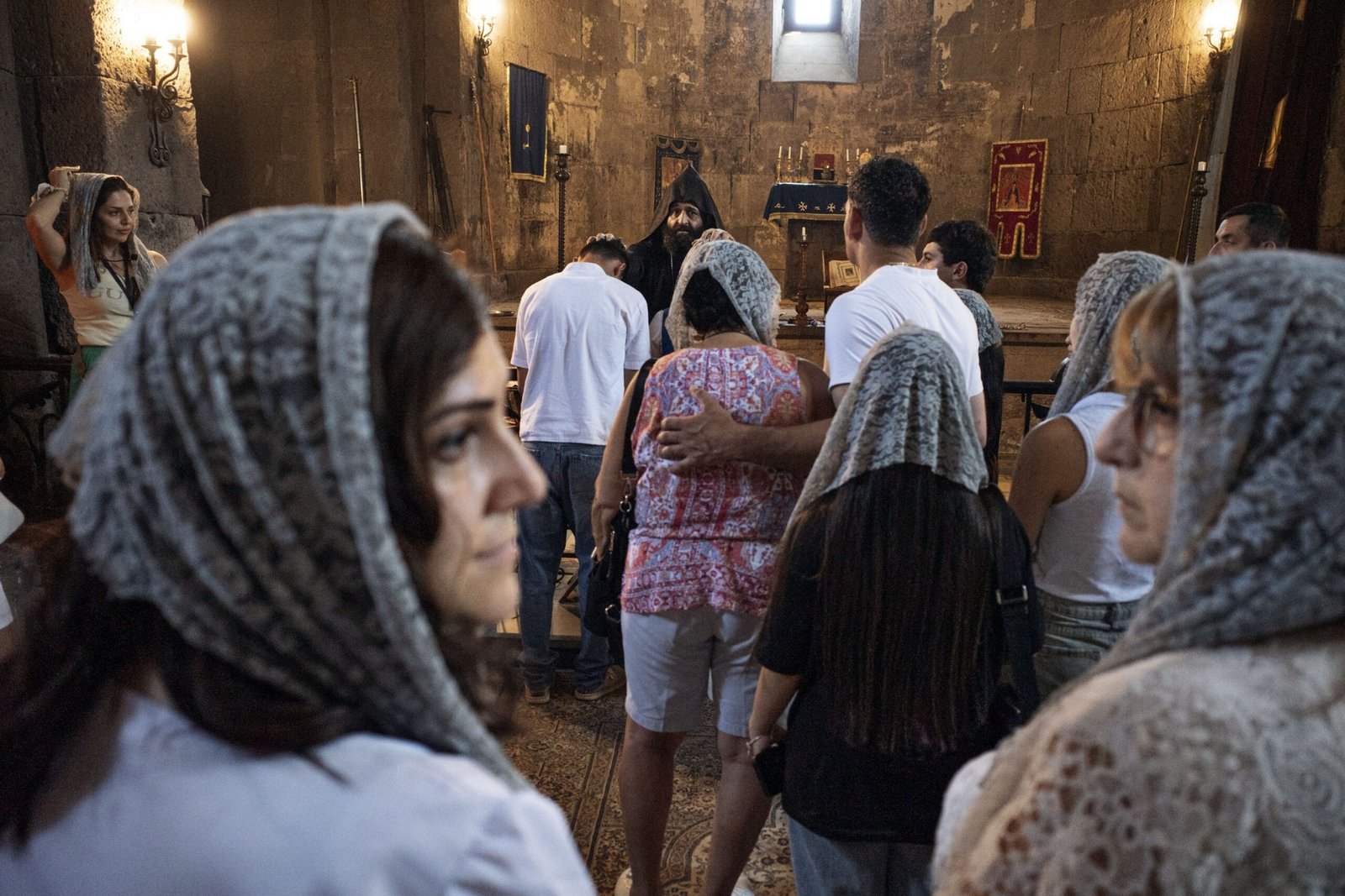 Прихожане на службе в монастыре Ваанаванк в Сюникской области