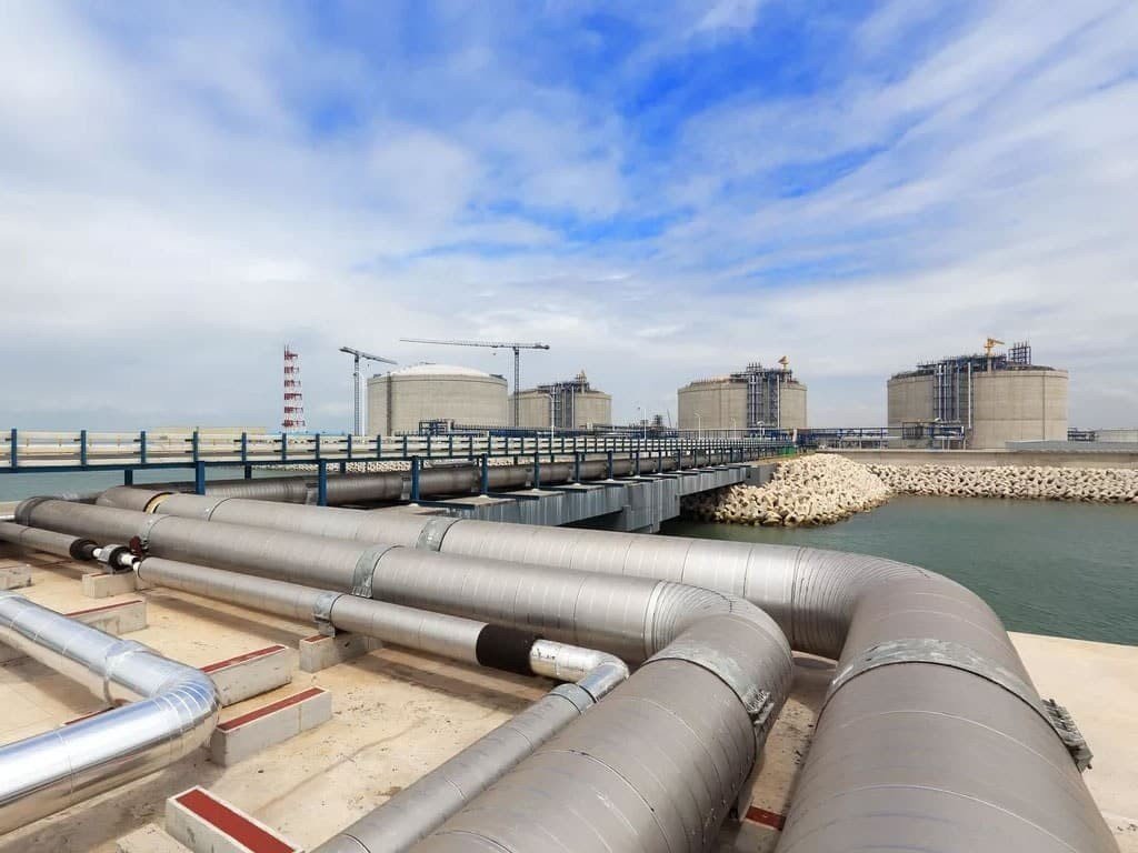 Газотранспортные трубопроводы, ведущие к терминалам хранения СПГ на прибрежном объекте