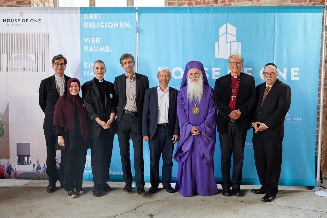 Групповое фото участников межрелигиозного мероприятия House of One в Берлине с представителями христианства, иудаизма и ислама