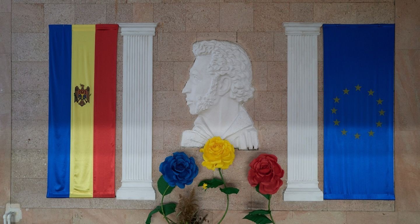 Флаги Молдовы и Европейского союза на стене здания