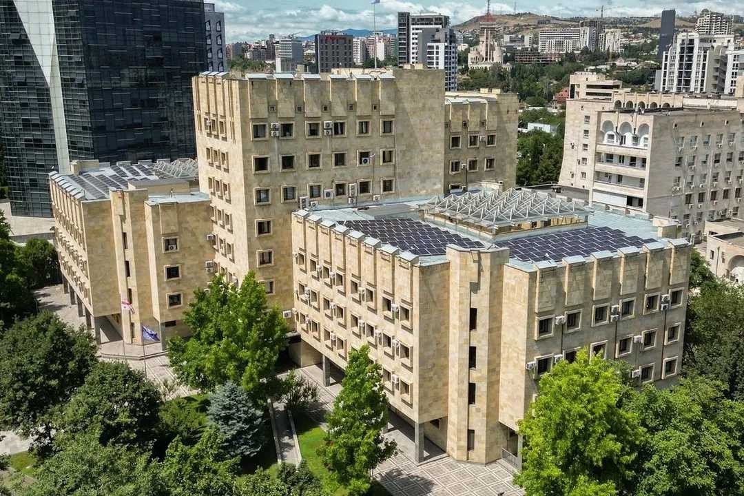 Здание Генеральной прокуратуры в Тбилиси — ведомство, выдвигающее обвинения против участников протестов и оппозиционных деятелей