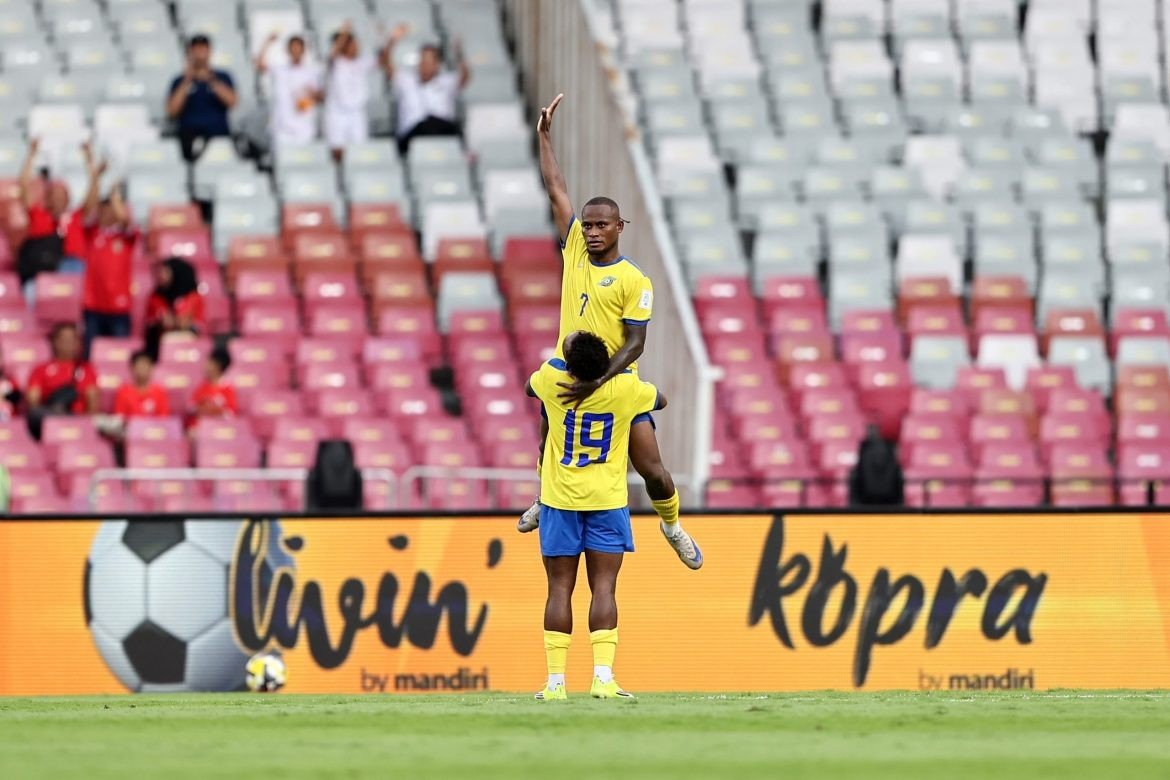 Игроки сборной Соломоновых Островов под номерами 7 и 19 на поле во время матча FIFA Series 2026 против Болгарии