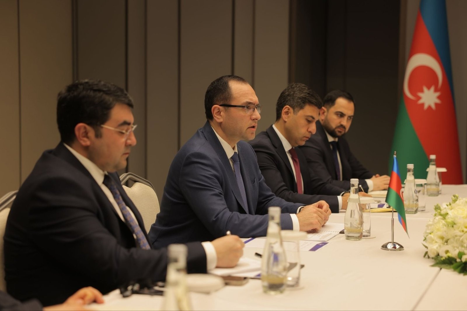 Азербайджанская делегация за столом переговоров в ходе обсуждения торгового сотрудничества с Узбекистаном