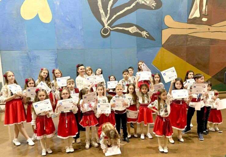 Дети из проекта «Мугурашии» с дипломами после концерта