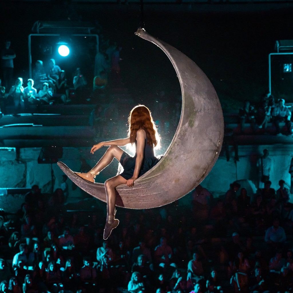 Артистка на подвесном полумесяце над зрительным залом