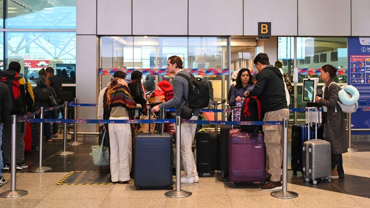Очередь пассажиров с чемоданами в зоне регистрации аэропорта. Фото: Newsmaker