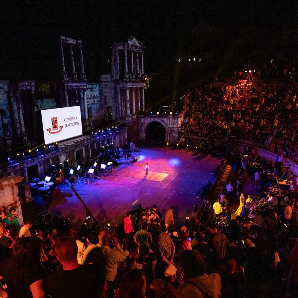 Античный амфитеатр с подсветкой во время вечернего шоу