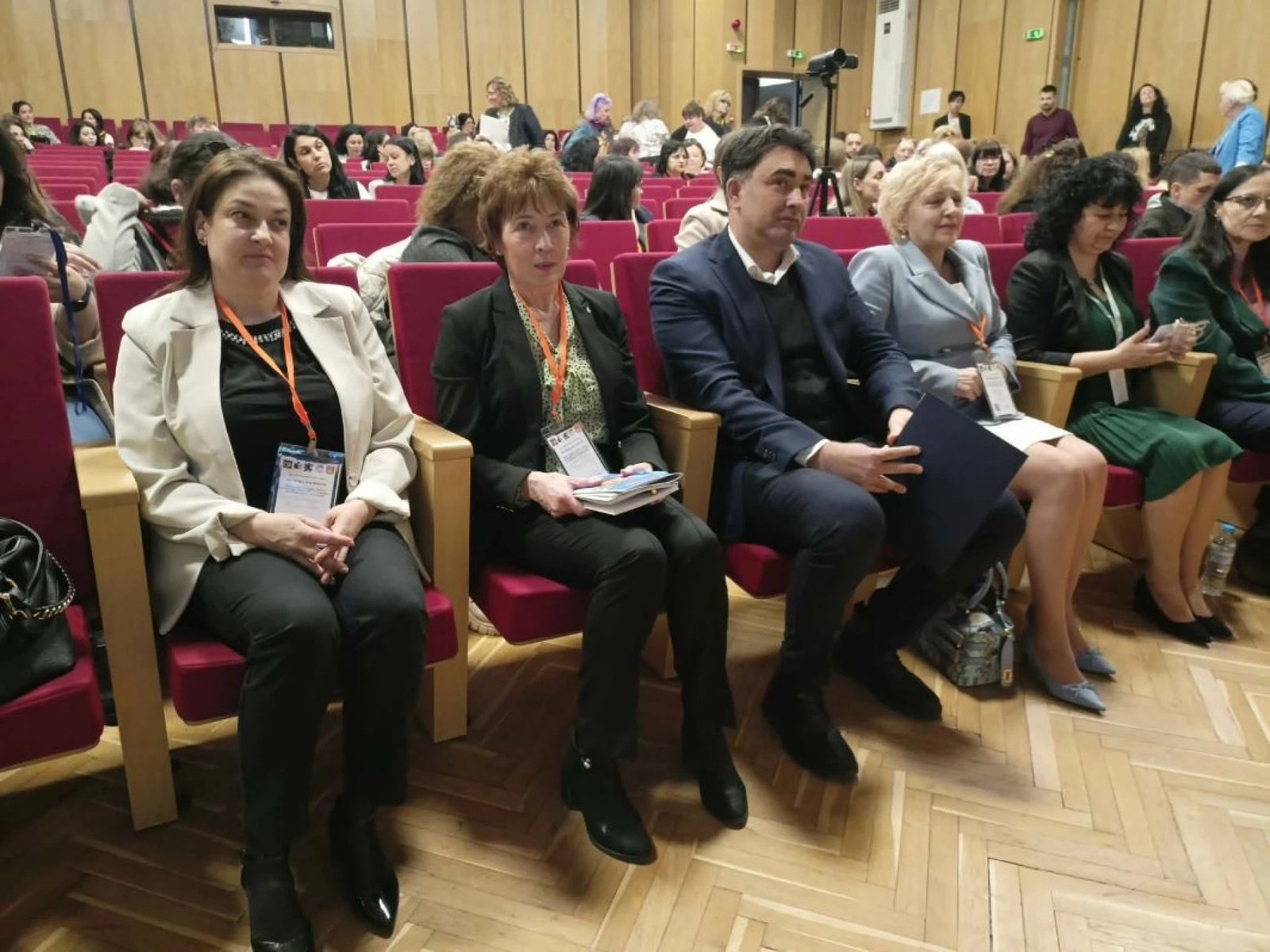 Официальные гости и участники форума в первом ряду зала заседаний