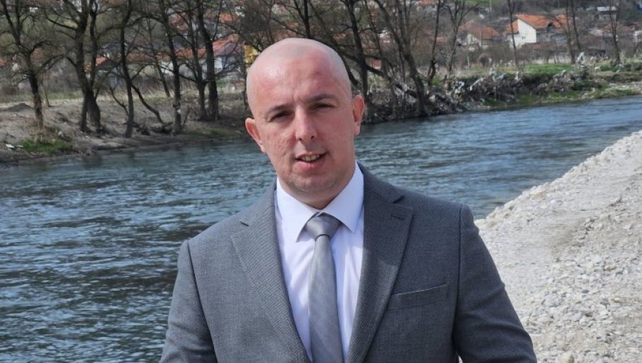 Драго Попадич на строительной площадке противопаводковых укреплений на берегу реки Лим под Приеполем