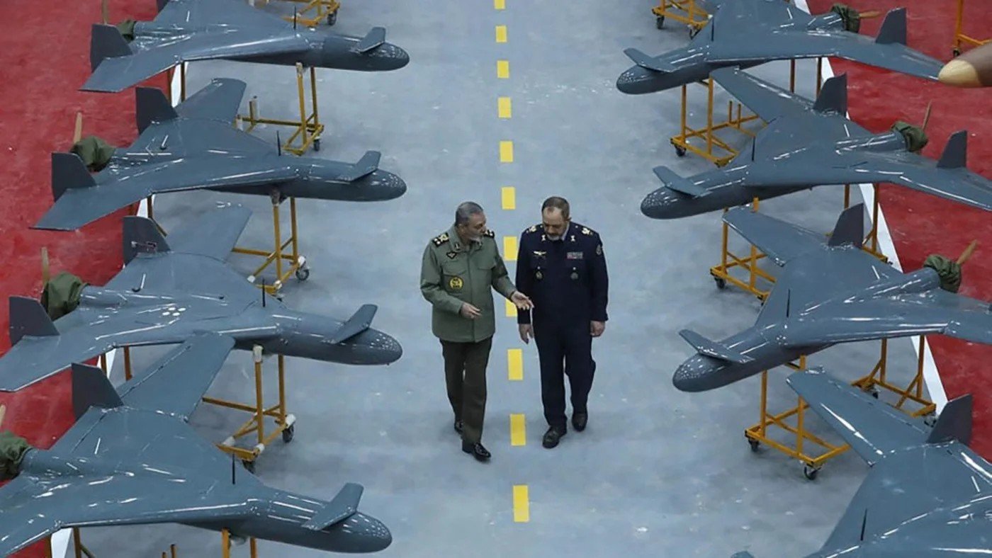 Высокопоставленные иранские военные осматривают боевые беспилотники на военной базе