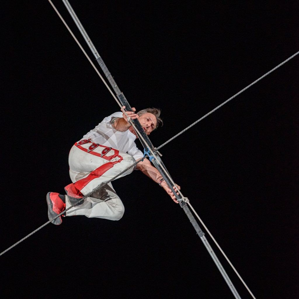 Енчо Керязов на высотном канате в белом костюме