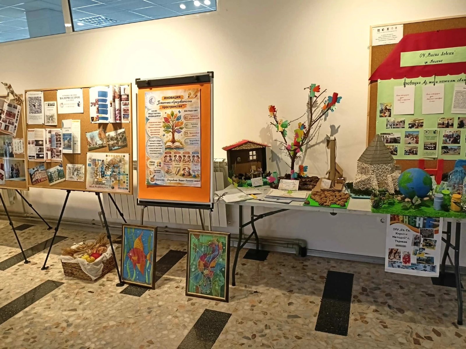 Выставка ученических проектов и творческих работ в фойе форума: макеты, рисунки и стенды школ-участниц