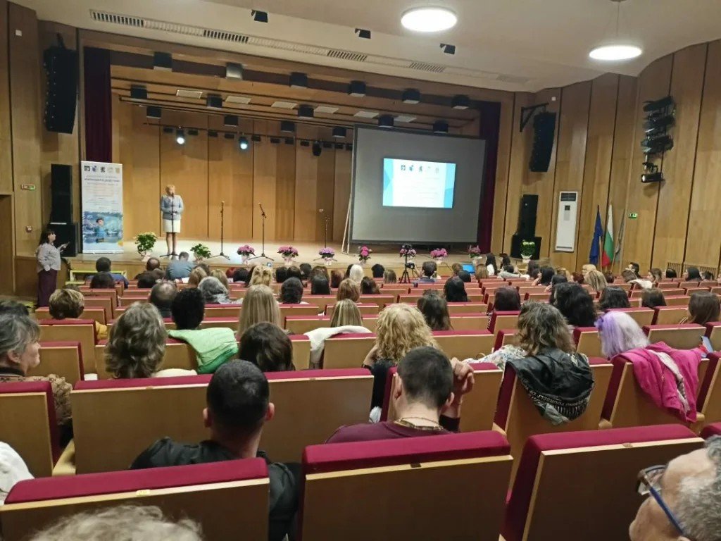 Полный зал педагогов на пленарном заседании форума — вид из задних рядов на сцену и экран