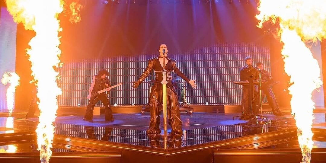 Группа «Лавина» выступает на сцене национального отбора с пиротехническими эффектами