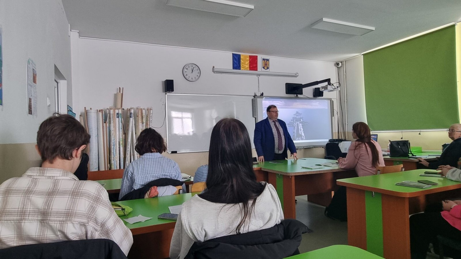 Лектор выступает перед школьниками в классе Национального колледжа имени Георге Кошбука в Клуже во время образовательного мероприятия ко Всемирному дню воды