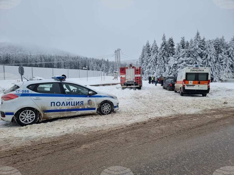 Police car and ambulance at snowy Petrohan scene with emergency responders. Фото: Unknown