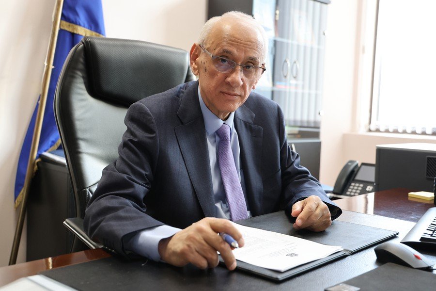 Представитель больничной администрации в рабочем кабинете обсуждает проект детской больницы в Пловдиве