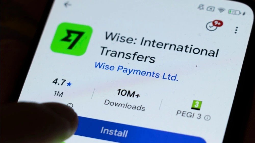 Приложение Wise для международных переводов на экране смартфона в магазине Google Play