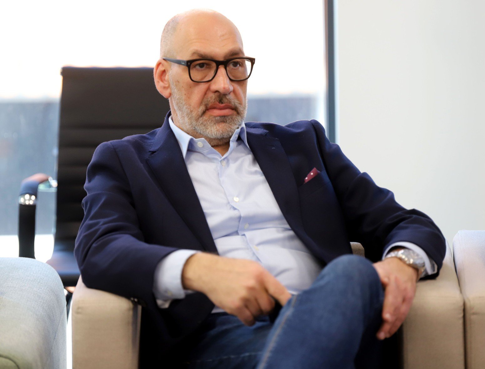 Представитель руководства Белградской биржи во время пресс-завтрака для журналистов в новом офисе