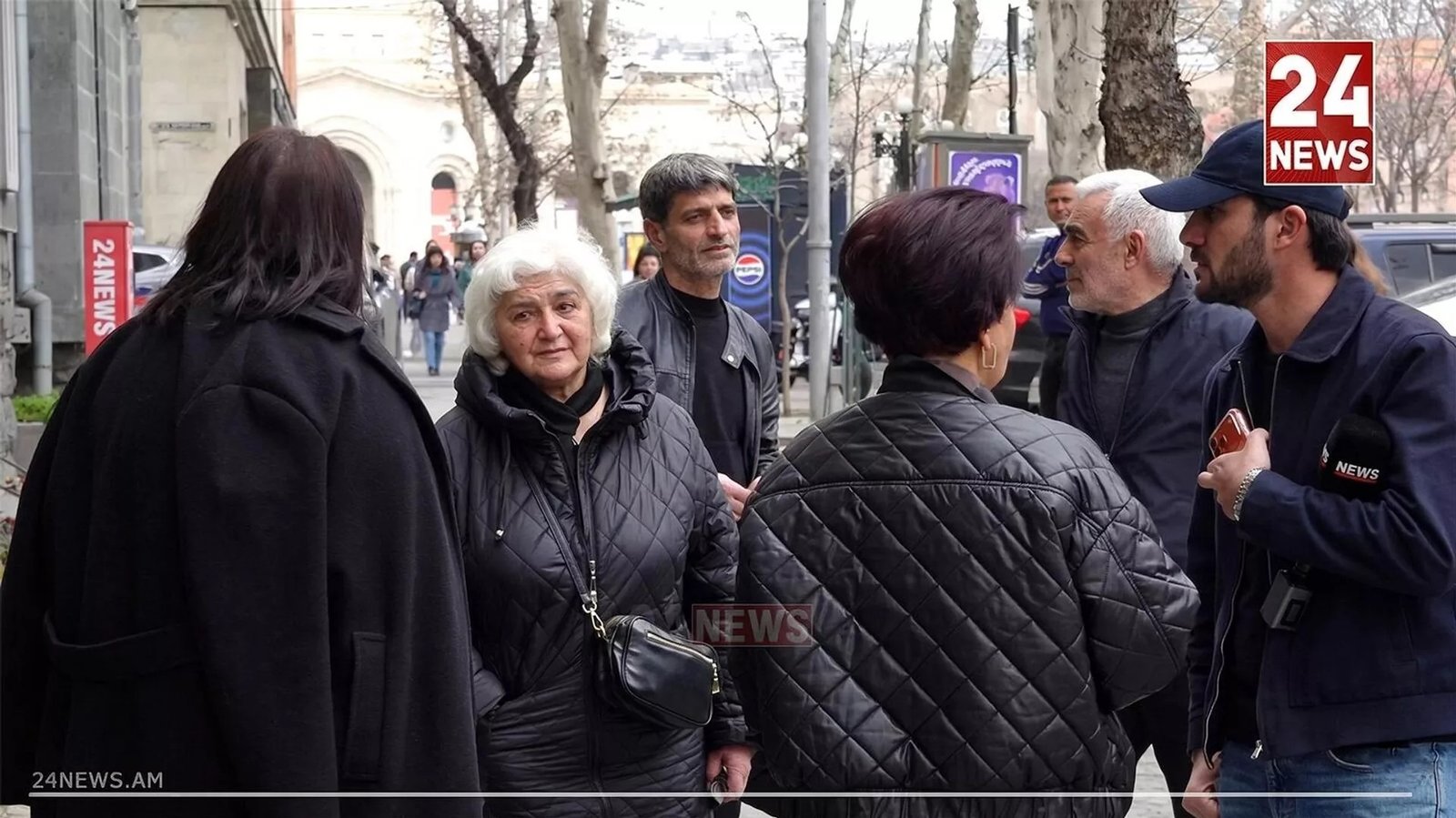 Пожилые жители Еревана беседуют на улице