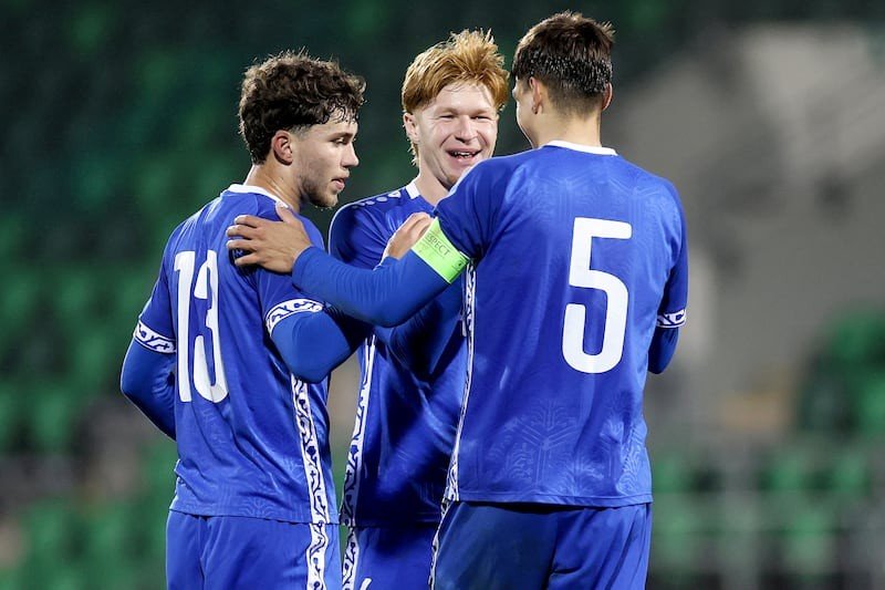 Футболисты молодёжной сборной Молдовы U21 поздравляют друг друга после ничьей с Ирландией в отборе на ЧЕ-2027