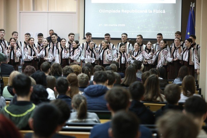 Выступление ансамбля в национальных костюмах на церемонии открытия Республиканской олимпиады по физике