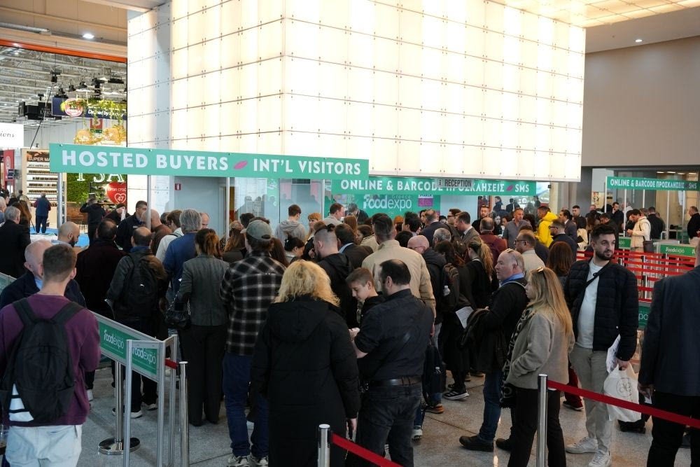 Многочисленные посетители в очереди на регистрацию в зоне Hosted Buyers и международных гостей на выставке FOOD EXPO 2026