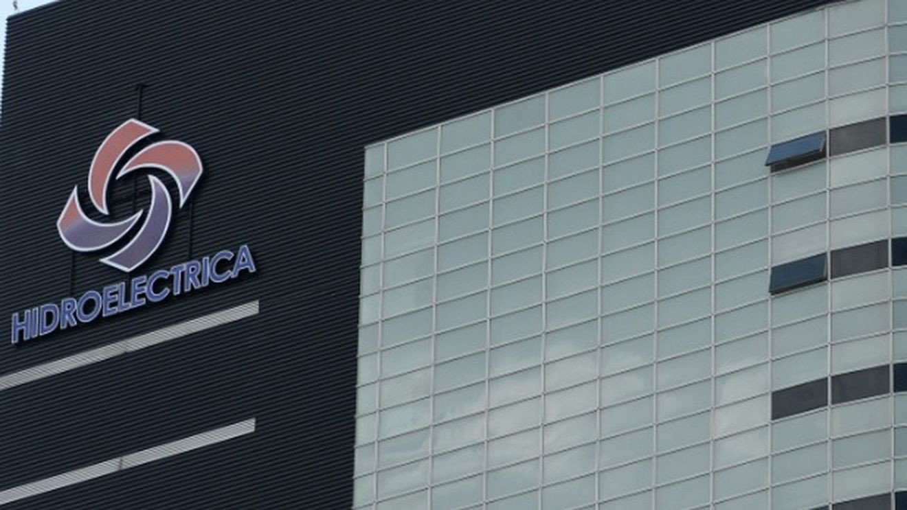 Здание штаб-квартиры Hidroelectrica с логотипом компании на фасаде
