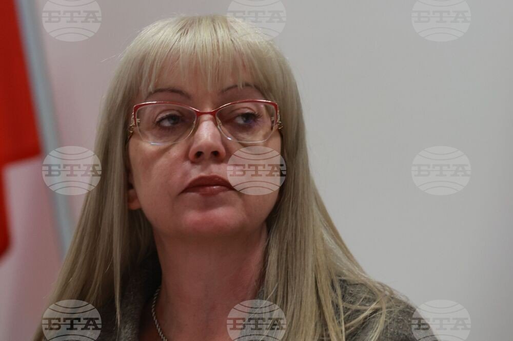 Женщина-чиновник со светлыми волосами и в очках на пресс-конференции. Фото: BTA