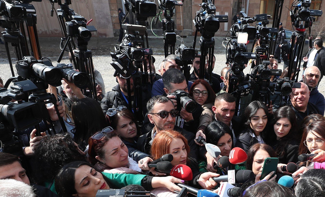 Журналисты и операторы окружают чиновников на пресс-подходе в Ереване