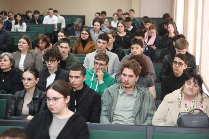 Участники и преподаватели в аудитории на Республиканской олимпиаде по физике