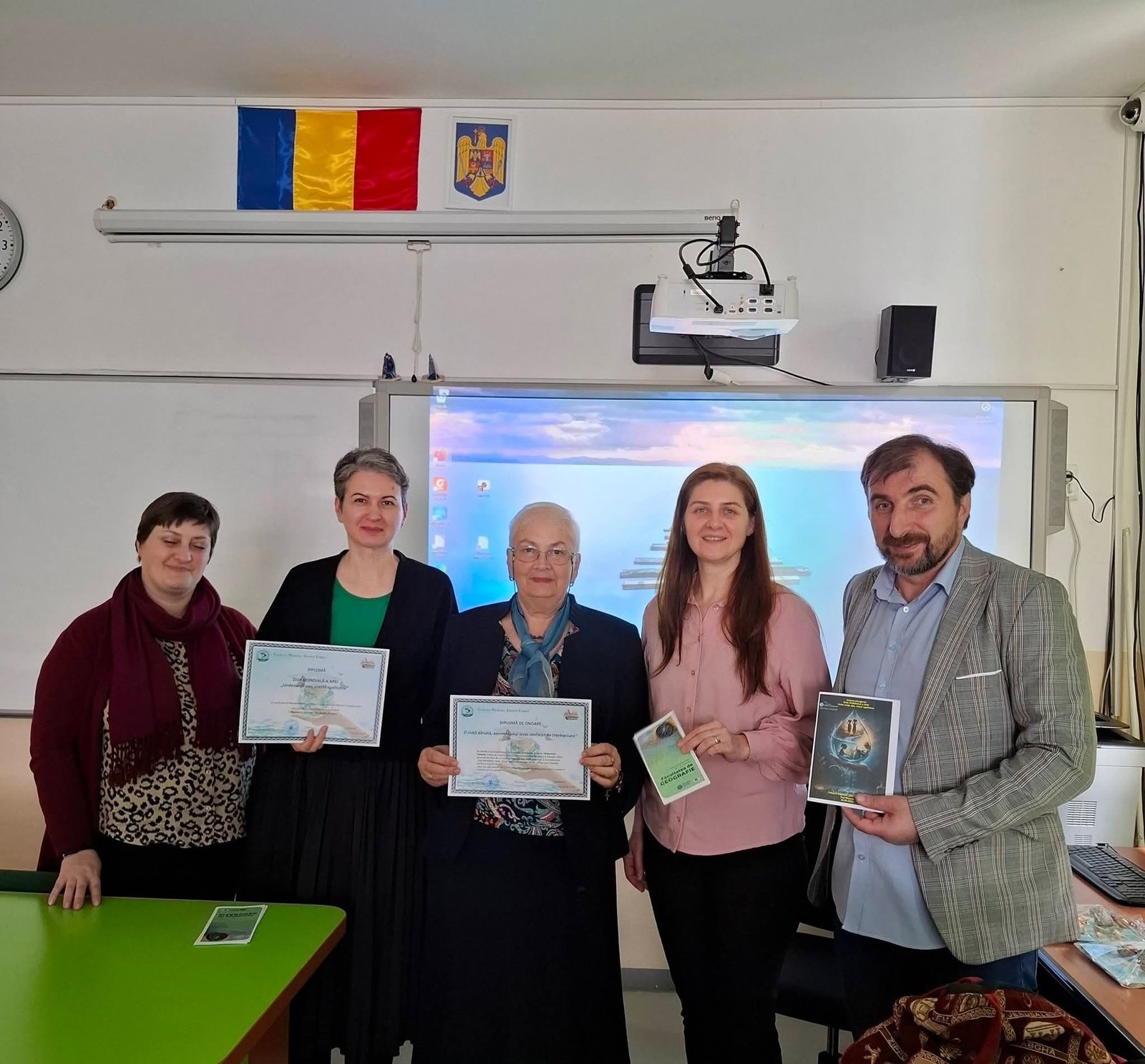 Участники образовательного мероприятия ко Дню воды с дипломами и наградами в Национальном колледже имени Георге Кошбука