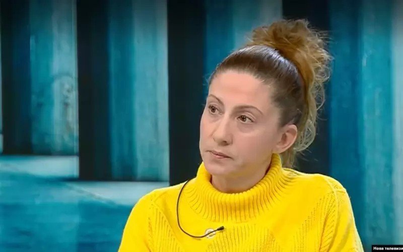 Женщина в желтом свитере во время телеинтервью, вероятно родственница погибших, комментирующая ход дела. Фото: Nova TV