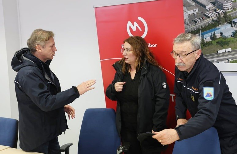 Robert Golob discussing cyber attack during visit to eastern Slovenia