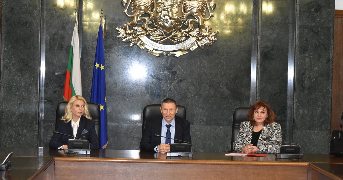 Borislav Sarafov (acting prosecutor general) at official press conference with Bulgarian and EU flags. Фото: Unknown