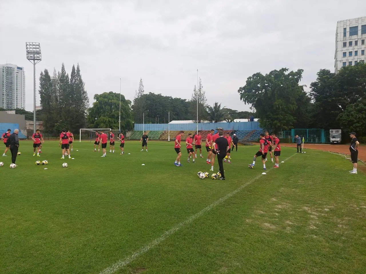 Панорамный вид на тренировку сборной Болгарии на стадионе в Джакарте