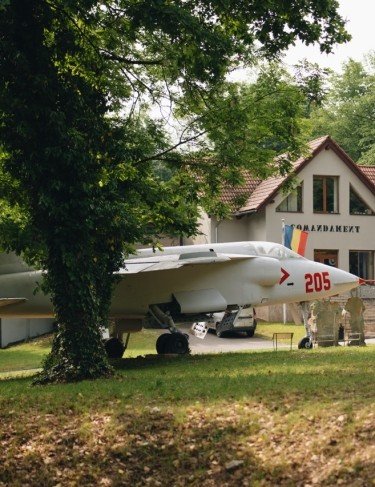 Экспонат военного музея в парке Arsenal Park