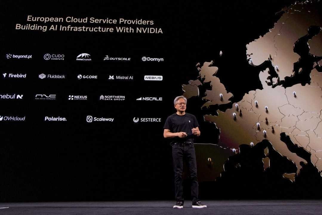 Глава NVIDIA Дженсен Хуанг на презентации европейских облачных провайдеров, строящих ИИ-инфраструктуру совместно с NVIDIA, включая Firebird