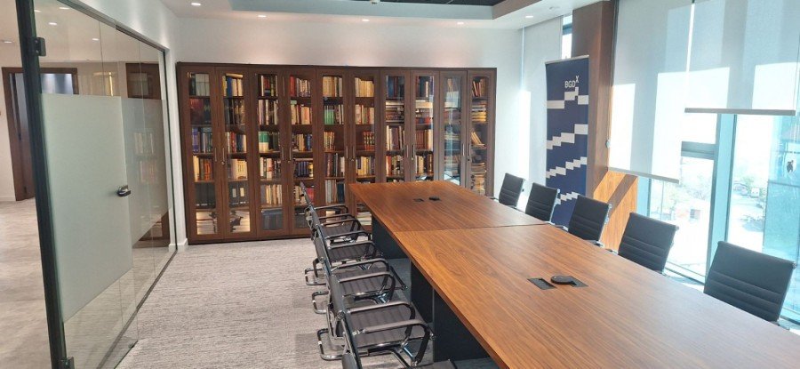Конференц-зал в новом здании Белградской биржи с библиотекой и брендированными элементами BGDX
