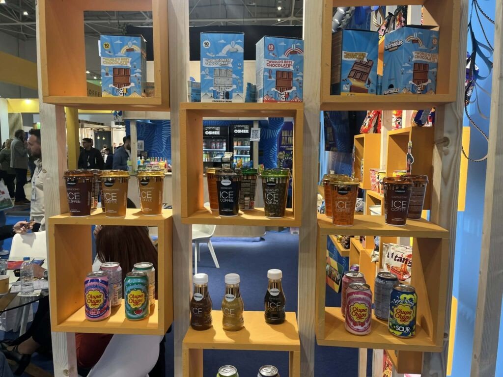 Деревянная витрина с ассортиментом греческих деликатесов — мёд, соусы и намазки — на стенде экспонента выставки