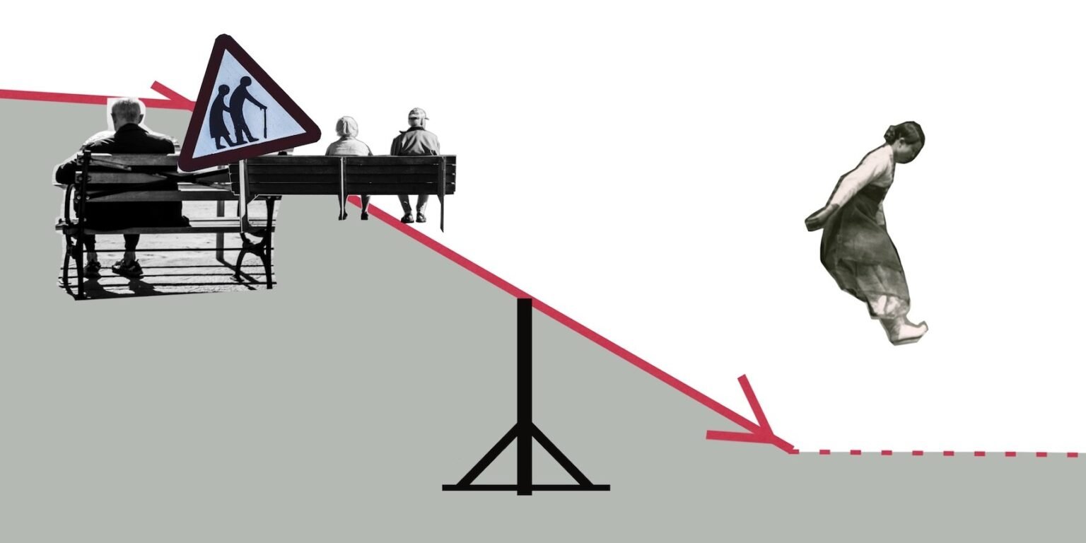 Редакционный коллаж, символизирующий демографический кризис: пожилые люди на скамейках перевешивают молодое поколение на качелях, стрелка графика уходит вниз
